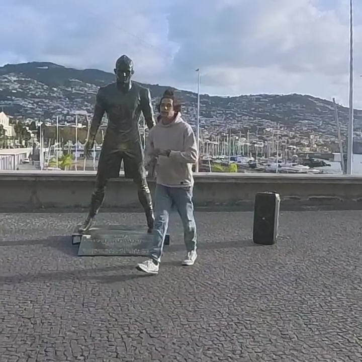 开云注册平台-想红想疯了?男子放火烧马德拉岛上的C罗雕像,当地警方介入调查