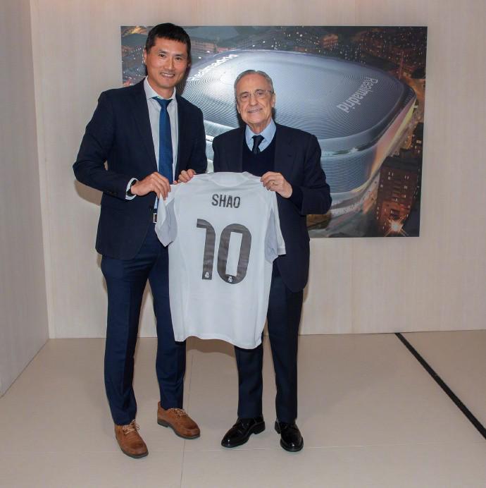 开云足球-国足主帅邵佳一到访皇马,与弗洛伦蒂诺会面并互赠球衣