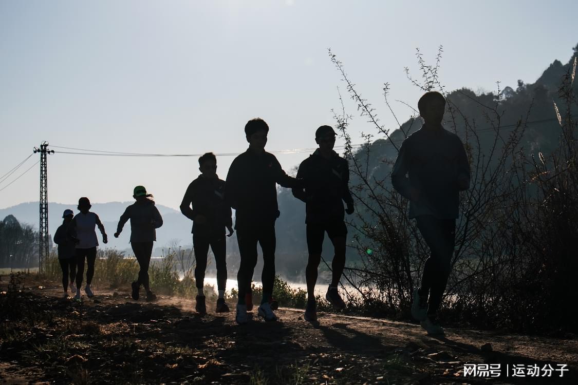 低压缺氧的馈赠:为何高原训练是马拉松突破极限的最后一块拼图