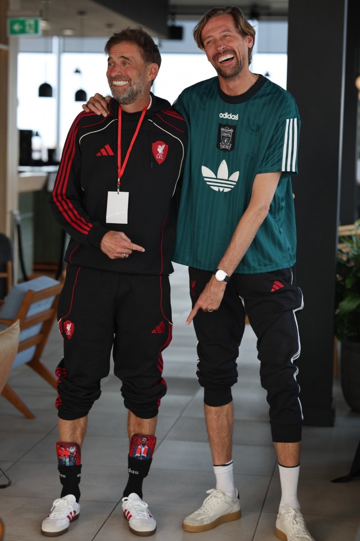 开云足球-渣叔也有1米9!克洛普与2米01的高佬克劳奇合照,只矮半个头